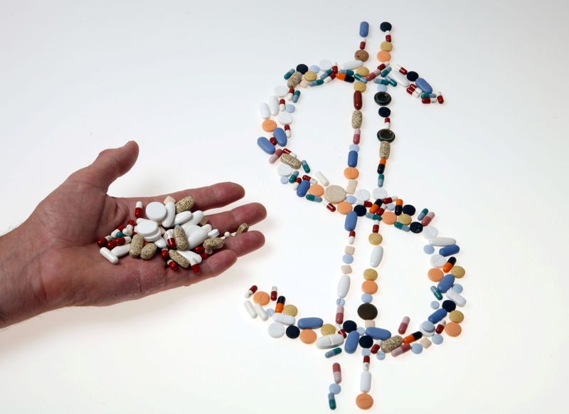 &copy; Reuters. FILE PHOTO: Pharmaceutical tablets and capsules are arranged in the shape of a U.S. dollar sign on a table in this picture illustration taken in Ljubljana August 20, 2014.  REUTERS/Srdjan Zivulovic/File Photo