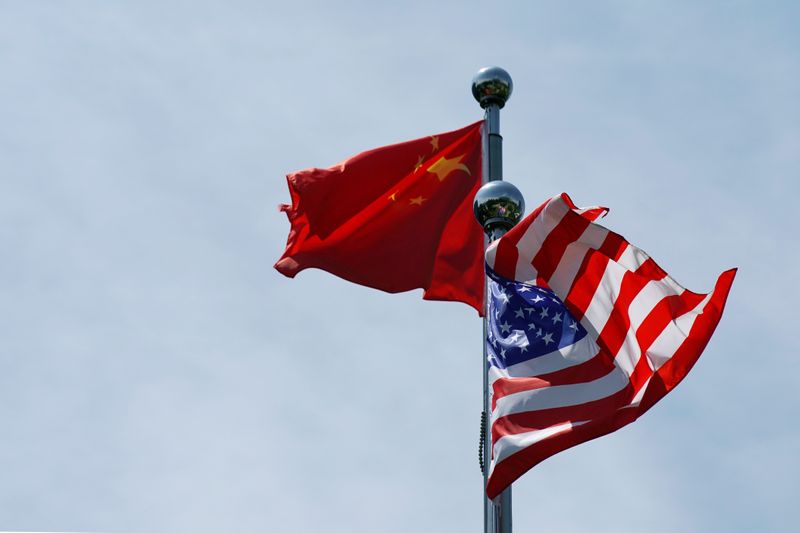 &copy; Reuters. Imagen de archivo de las banderas de Estados Unidos y China ondeando cerca de el Bund, antes de la reunión de la delegación comercial estadounidense con sus homólogos chinos para conversaciones en Shanghái, China. 30 de julio, 2019. REUTERS/Aly Song/A