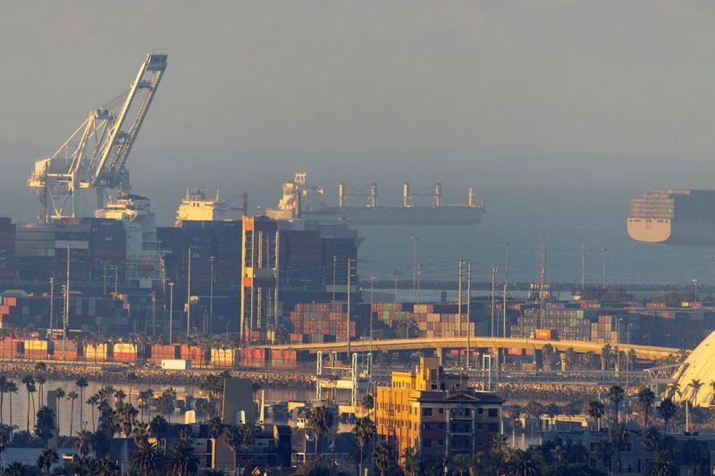 &copy; Reuters. Imagen de archivo del puerto de Long Beach mostrando una cantidad récord de buques de transporte de contenedores de carga a la espera de descargar en Long Beach, California, Estados Unidos. 22 de septiembre, 2021. REUTERS/Mike Blake/Archivo