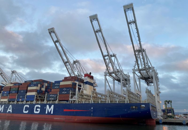 © Reuters. A container ship is docked under cranes at the Port of Oakland, California, U.S. November 2, 2021. Picture taken November 2, 2021.  REUTERS/Ann Saphir