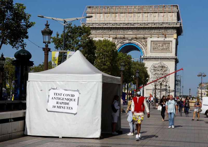 &copy; Reuters. La France a enregistré 10.050 nouveaux cas de contamination par le coronavirus sur une journée, selon les données officielles publiées mercredi, franchissant le seuil des 10.000 infections quotidiennes pour la première fois depuis le 14 septembre. /P