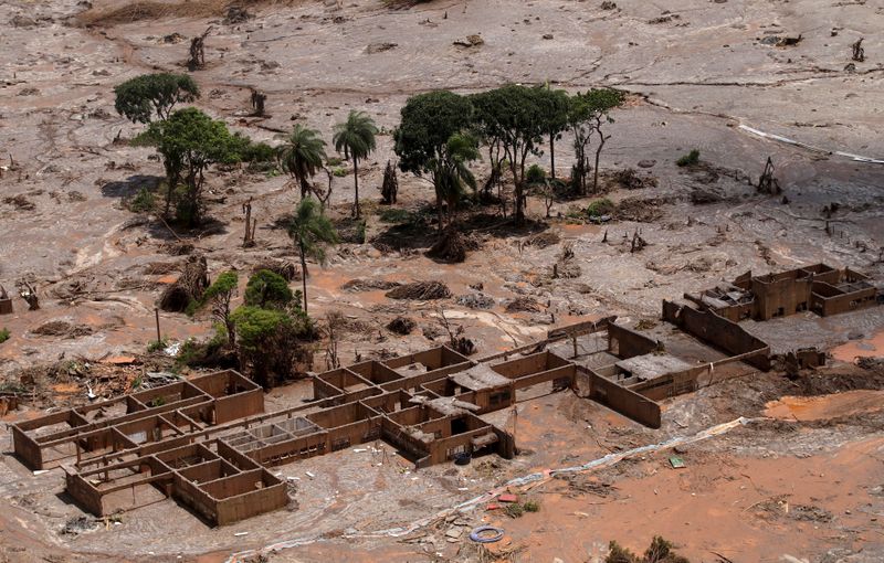 &copy; Reuters.  Destroços em Mariana
10/11/2015 REUTERS/Ricardo Moraes