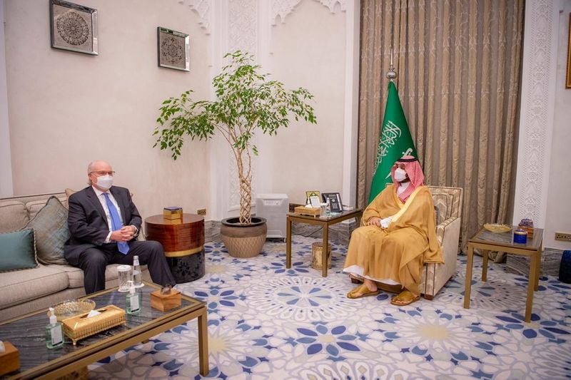 &copy; Reuters. المبعوث الخاص إلى اليمن تيم ليندركينج (الى اليسار) وولي العهد السعودي محمد بن سلمان في الرياض يوم 30 أبريل نيسان 2021. صورة لرويترز من وكالة الأ