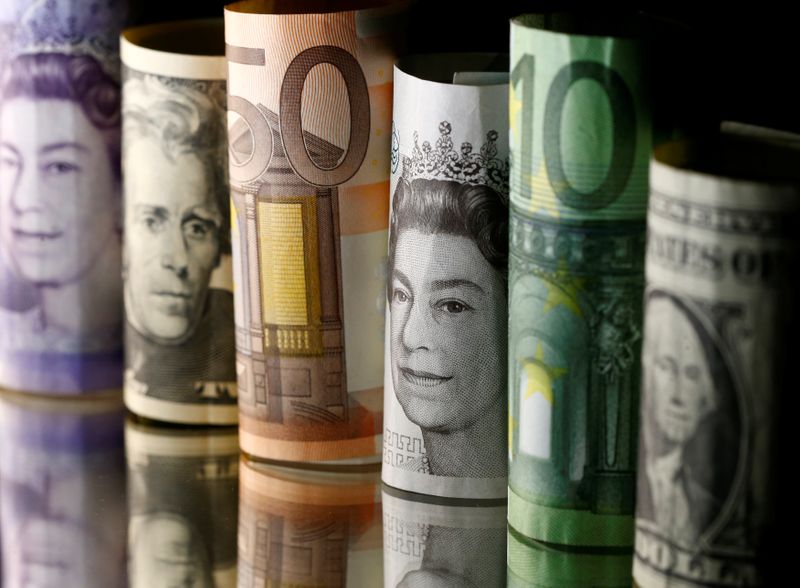 © Reuters. FILE PHOTO: Dollar, Euro and Pound banknotes are seen in this picture illustration taken April 28, 2017. REUTERS/Dado Ruvic/Illustration