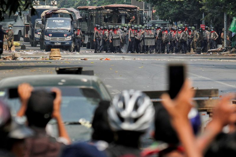 &copy; Reuters. 　１１月２日、ミャンマーの軍事政権が街頭での抗議行動の沈静化を図る一方で、ソーシャルメディア（ＳＮＳ）上でもそれと並行する戦いが展開されている。写真は道を挟んでにらみ合う