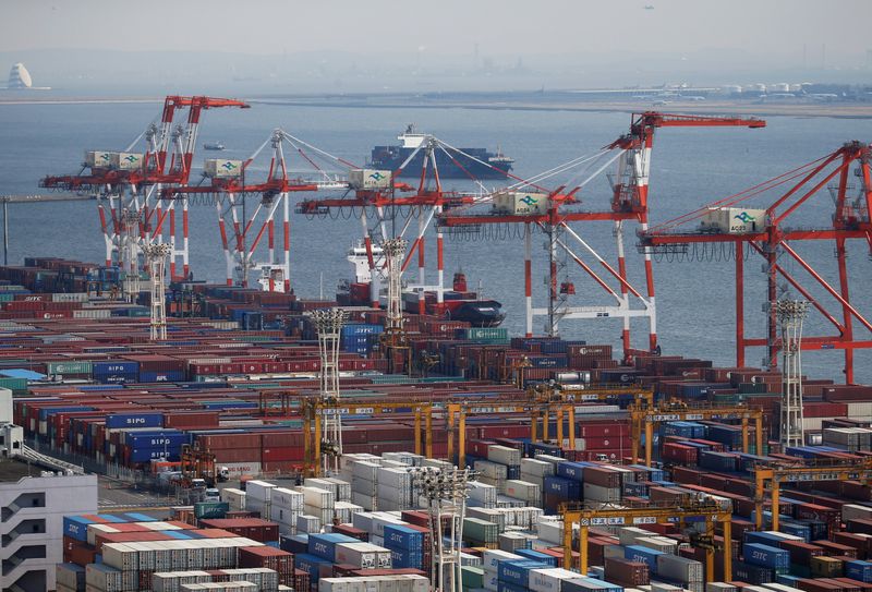 © Reuters. FILE PHOTO: Shipping containers are seen at a port in Tokyo, Japan, March 22, 2017. REUTERS/Issei Kato