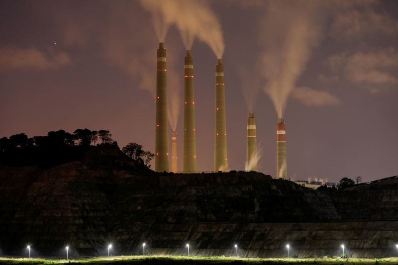 &copy; Reuters. FILE PHOTO: Smoke and steam billows from the coal-fired power plant owned by Indonesia Power, next to an area for Java 9 and 10 Coal-Fired Steam Power Plant Project in Suralaya, Banten province, Indonesia, July 11, 2020. REUTERS/Willy Kurniawan/File Photo