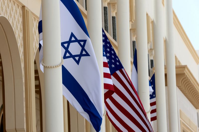 © Reuters. FILE PHOTO: An Israeli flag and an American flag fly at Abu Dhabi International Airport before the arrival of Israeli and U.S. officials, in Abu Dhabi, United Arab Emirates August 31, 2020. REUTERS/Christoper Pike