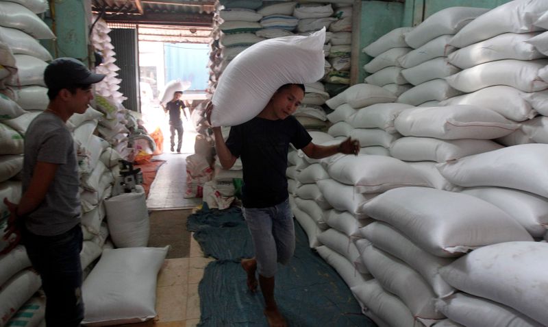 &copy; Reuters. FILE PHOTO: A worker carries a bag of rice to a store outside Hanoi November 26, 2013.  Vietnam submitted the lowest price to supply 500,000 tonnes of rice to the Philippines, beating Thailand's offer for grain to boost stocks depleted by Typhoon Haiyan, 