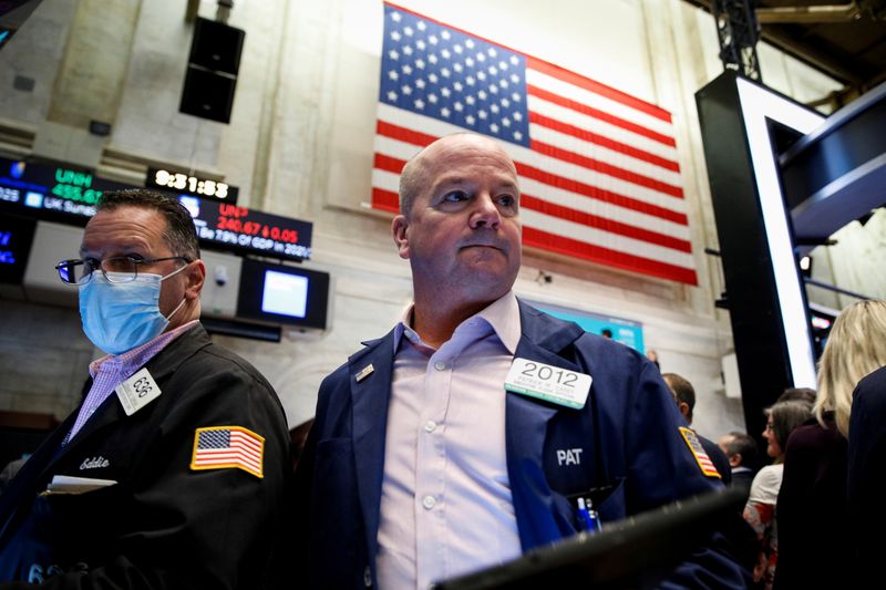 &copy; Reuters. FILE PHOTO: Traders work on the floor of the New York Stock Exchange (NYSE) in New York City, U.S., October 27, 2021.  REUTERS/Brendan McDermid