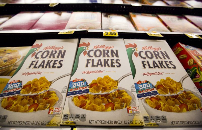 &copy; Reuters. FILE PHOTO: Kellogg's Corn Flakes cereal is pictured at a Ralphs grocery store in Pasadena, California August 3, 2015. REUTERS/Mario Anzuoni/File Photo                 