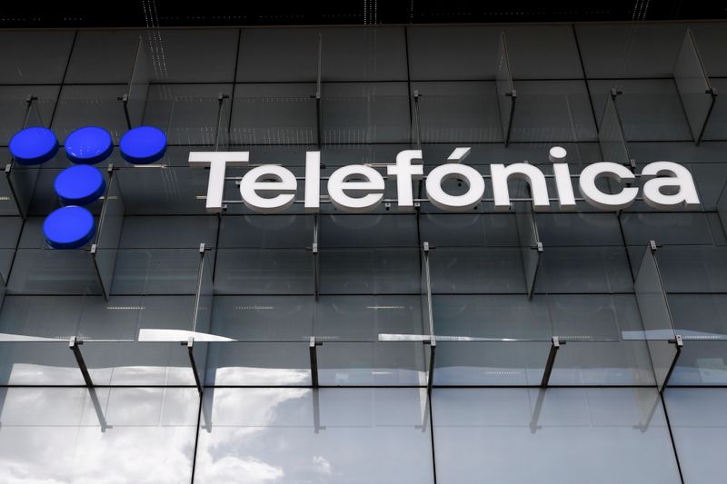 &copy; Reuters. Logo Telefonica presso la sede di Madrid. 12 maggio 2021. REUTERS/Sergio Pérez