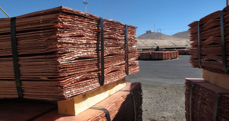 &copy; Reuters. Foto referencial de archivo de cátodos de cobre en una mina de Antofagasta Minerals