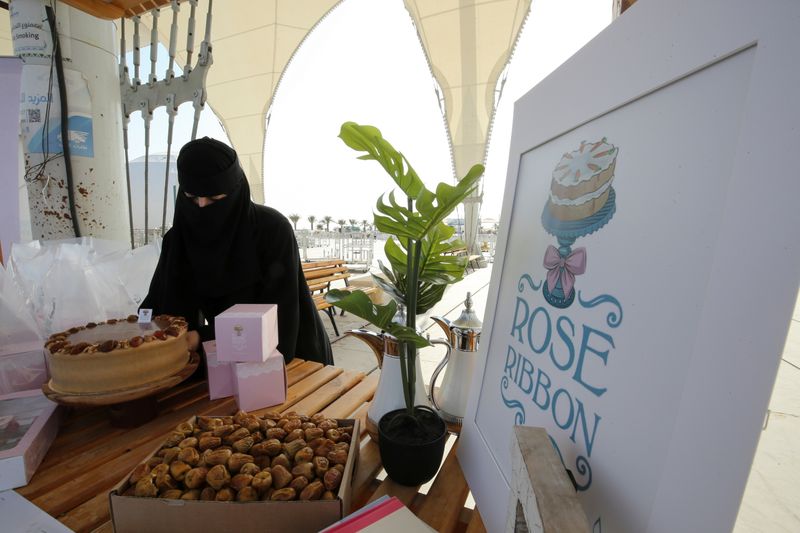 &copy; Reuters. غادة السلمان (33 عاما) في مخبزها "مخبز روز ربن" (الشريط الوردي) في مدينة عنيزة بمنطقة القصيم السعودية في العاشر من أغسطس آب 2021. تصوير أحمد يسري -