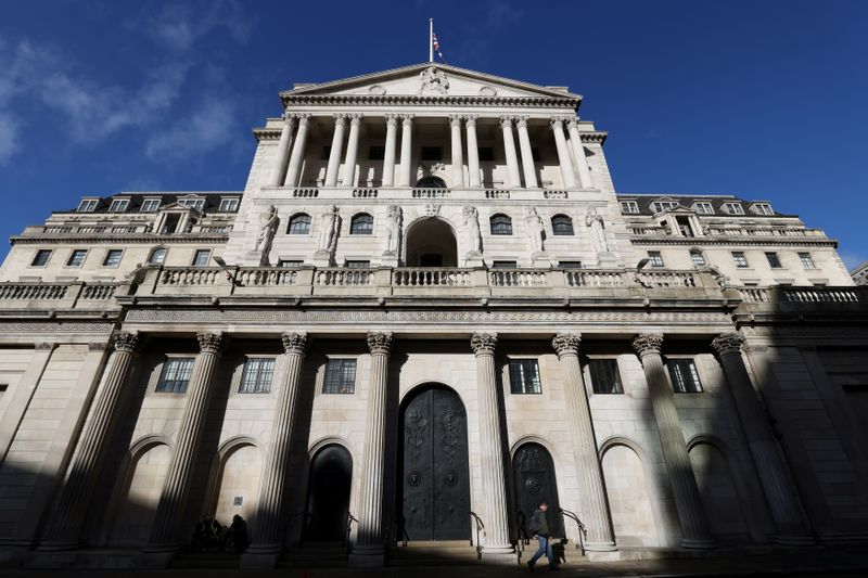 &copy; Reuters. Una persona pasa por delante del Banco de Inglaterra, en Londres, Reino Unido, 31 de octubre de 2021. REUTERS/Tom Nicholson