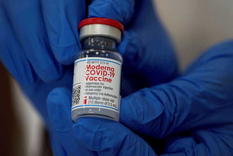 &copy; Reuters. Moderna Inc a abaissé jeudi ses prévisions de ventes de son vaccin contre le COVID-19 pour l'ensemble de l'année de près de 5 milliards de dollars alors que le groupe pharmaceutique s'efforce d'augmenter la production de son sérum. /Photo d'archives/