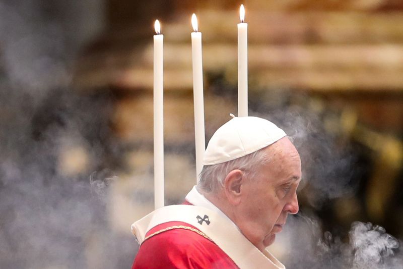 © Reuters. El Papa Francisco celebra una misa para obispos y cardenales en la Basílica de San Pedro. Noviembre 3, 2021.  REUTERS/Yara Nardi