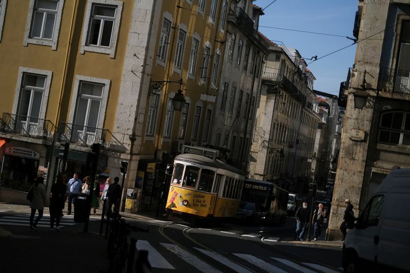 © Reuters. Bonde é visto no centro de Lisboa, Portugal
8/10/2021
REUTERS/Pedro Nunes