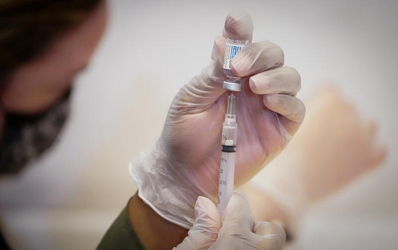 &copy; Reuters. バイデン米政権は、１００人以上の従業員を抱える民間企業を対象に新型コロナウイルスワクチン接種もしくは週１回の検査を義務付ける方針について、年明け１月４日から導入する計画と