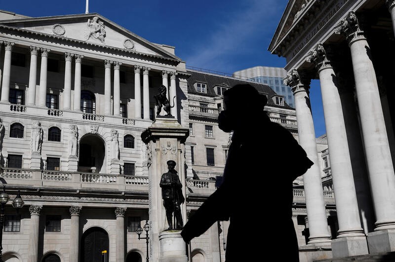 &copy; Reuters. イングランド銀行（英中央銀行）は４日の金融政策委員会で、７対２で政策金利を過去最低の０．１％に据え置くことを決定した。２０２０年３月撮影（２０２１年　ロイター/Toby Melville）