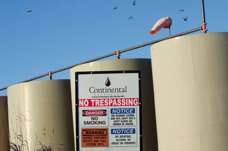 &copy; Reuters. FILE PHOTO: Birds fly over storage tanks on a Continental Resources oil production site near Williston, North Dakota January 23, 2015.  REUTERS/Andrew Cullen   (UNITED STATES - Tags: BUSINESS ENERGY COMMODITIES)/File Photo