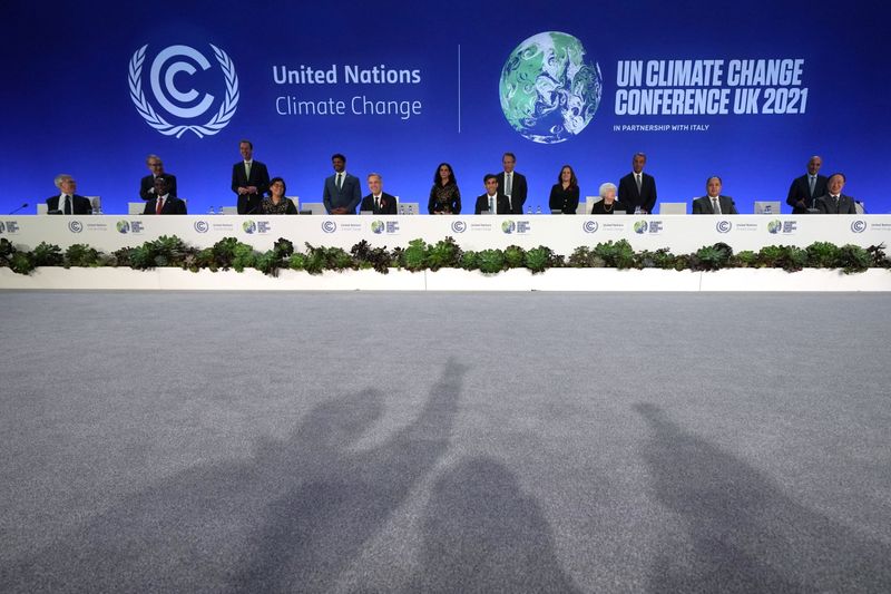 © Reuters. El Ministro de Hacienda de Gran Bretaña, Rishi Sunak, y Mark Carney, asesor financiero del primer ministro británico, Boris Johnson, para la Conferencia de las Naciones Unidas sobre el Cambio Climático (COP26), posan para una foto con los ministros de finanzas del mundo durante la COP26 en Glasgow, Escocia, Reino Unido, el 3 de noviembre de 2021. Christopher Furlong/Pool vía REUTERS