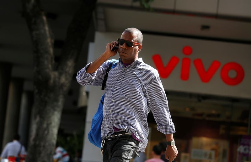 © Reuters. Homem fala ao celular enquanto caminha em frente a uma loja da Vivo, no centro do Rio de Janeiro
20/08/2014
REUTERS/Pilar Olivares