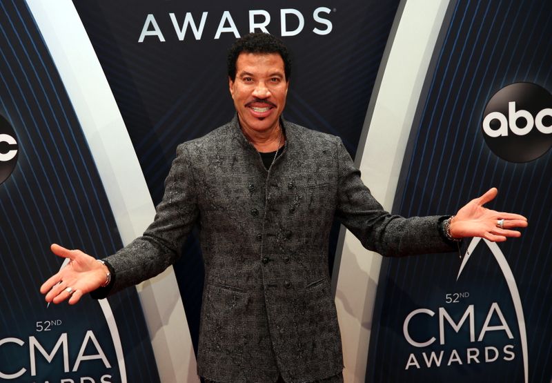 &copy; Reuters. Foto de archivo de Lionel Richie en los Country Music Association Awards en Nashville, Tennessee
14/11/2018 - . REUTERS/Jamie Gilliam/ 
