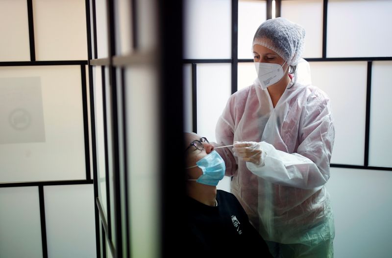 &copy; Reuters. La France a enregistré jeudi 9.502 nouveaux cas de contamination par le coronavirus en 24 heures, montrent les données des autorités sanitaires, ce qui porte la moyenne mobile sur sept jours des nouvelles infections à son plus haut niveau en six semai