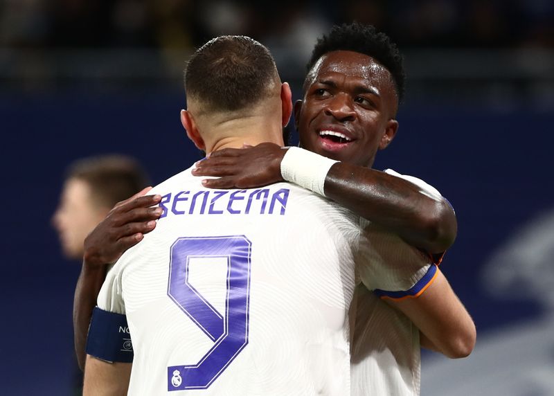 &copy; Reuters. Vinícius Jr. e Benzema comemoram gol do Real Madrid
03/11/2021
 REUTERS/Sergio Perez