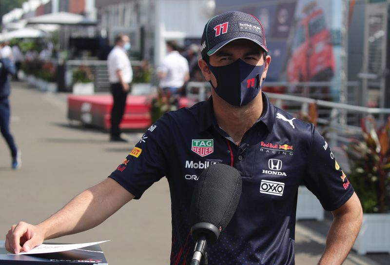 &copy; Reuters. El piloto del equipo Red Bull Sergio Pérez conversa con medios en los días previos al Gran Premio de Fórmula 1 de México, en el Autódromo Hermanos Rodríguez, Ciudad de México - Noviembre 4, 2021 REUTERS/Henry Romero