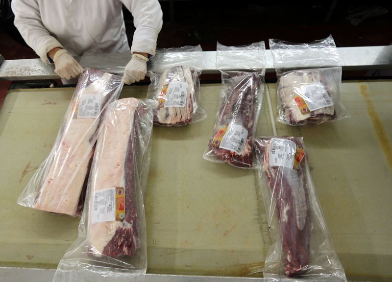 &copy; Reuters. Trabalhador processa carne em abatimento Ecocarne, em São Fernando, Argentina. 
26/06/2017
REUTERS/Marcos Brindicci
