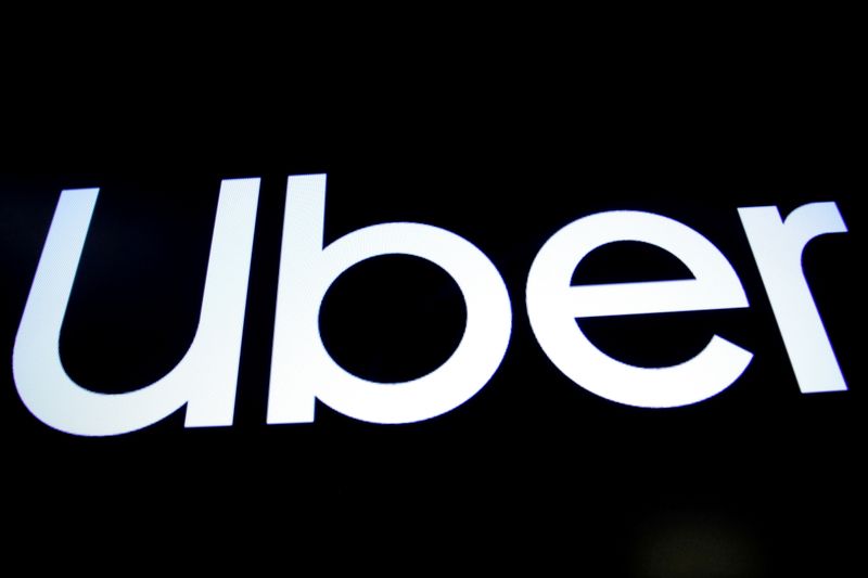 &copy; Reuters. IMAGEN DE ARCHIVO. Una pantala despliega el logo de Uber Technologies Inc en Nueva York, EEUU, Mayo 10, 2019. REUTERS/Brendan McDermid