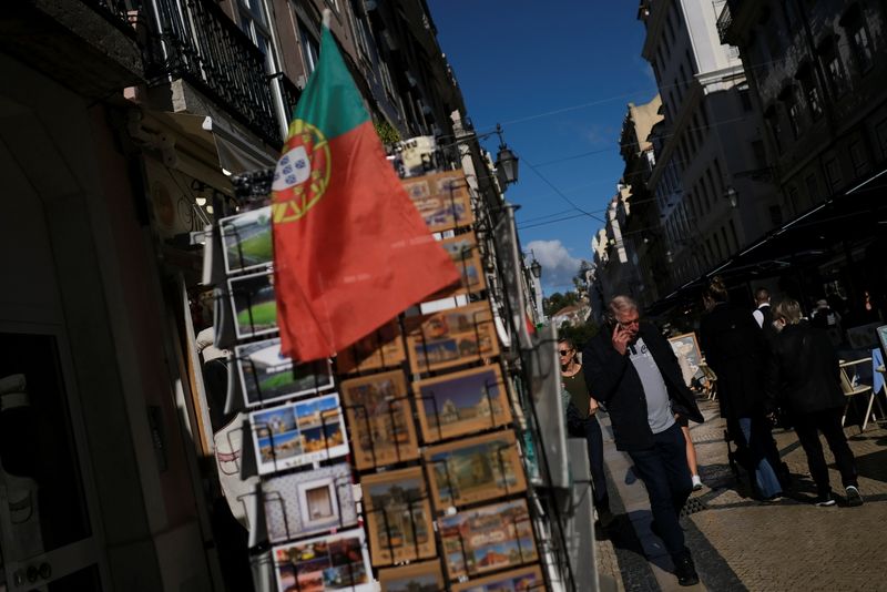 &copy; Reuters. Personas caminan por una calle del centro de Lisboa, Portugal, Noviembre 4, 2021. REUTERS/Pedro Nunes