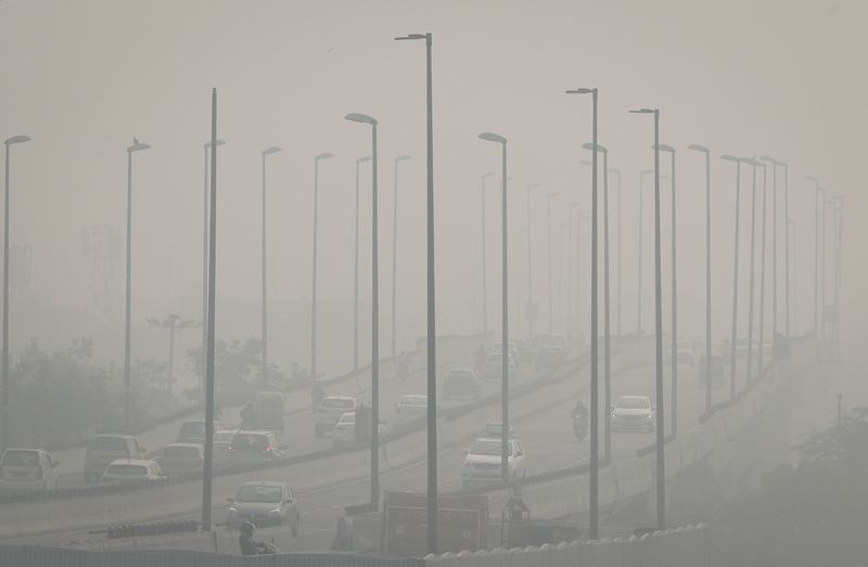 &copy; Reuters. Traffic moves on a flyover on a smoggy morning in New Delhi, India, November 4, 2021. REUTERS/Adnan Abidi     TPX IMAGES OF THE DAY