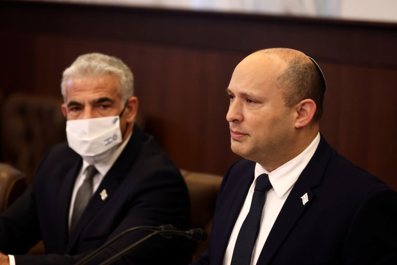 &copy; Reuters. FILE PHOTO: Israel's Prime Minister Naftali Bennett sits next to Foreign Minister Yair Lapid at a weekly cabinet meeting at the Prime Minister's office in Jerusalem November 3, 2021. REUTERS/Ronen Zvulun