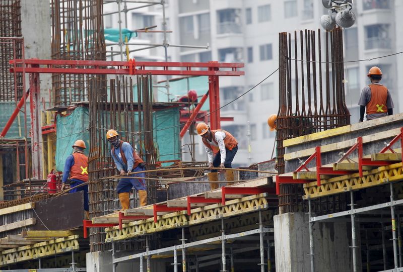 &copy; Reuters. FILE PHOTO: Labourers work on a construction site for a new office building in Jakarta, Indonesia February 4, 2016.  REUTERS/Garry Lotulung