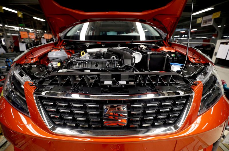 &copy; Reuters. FILE PHOTO: Workers assemble vehicles on the assembly line of the SEAT car factory in Martorell, near Barcelona, Spain, October 31, 2018. REUTERS/Albert Gea