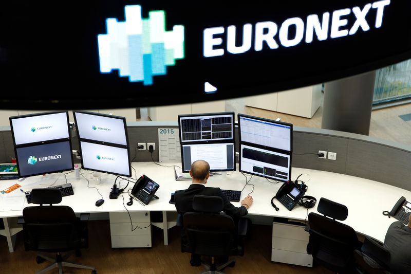&copy; Reuters. FILE PHOTO: A stock market operator Euronext's universal analyst works in the market services surveillance room center at the new Euronext headquarters at La Defense business and financial district in Courbevoie near Paris, France, October 30, 2015. REUTE