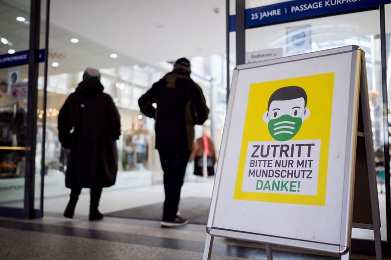 &copy; Reuters. FILE PHOTO: A banner in front of the mall reading "Entering only with a face mask" is seen amid the coronavirus disease (COVID-19) pandemic at the Baltic Sea resort Timmendorfer Strand, Germany April 13, 2021. REUTERS/Fabian Bimmer 