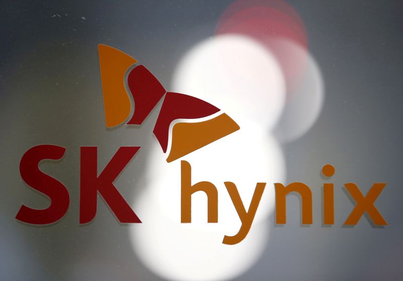 &copy; Reuters. FILE PHOTO: The logo of SK Hynix is seen at its headquarters in Seongnam, South Korea, April 25, 2016. REUTERS/Kim Hong-Ji/File Photo