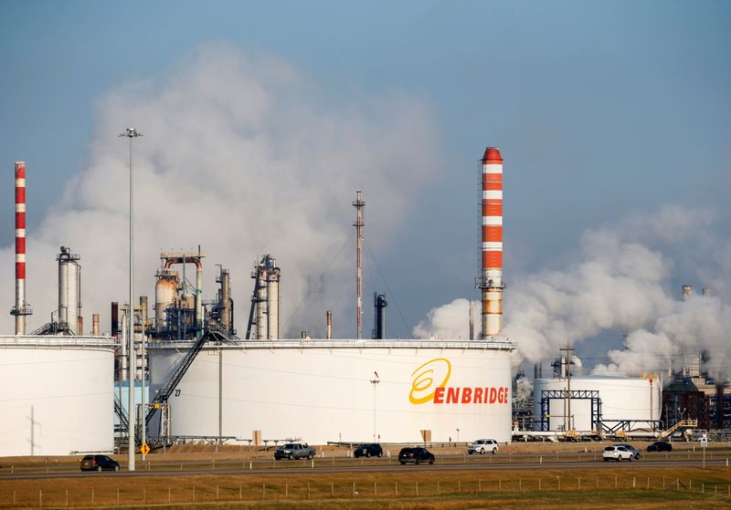 &copy; Reuters. FILE PHOTO: Petrochemical storage tanks are seen at the Enbridge Edmonton Terminal, near Edmonton, Alberta, Canada, October 7, 2021.  REUTERS/Todd Korol/File Photo
