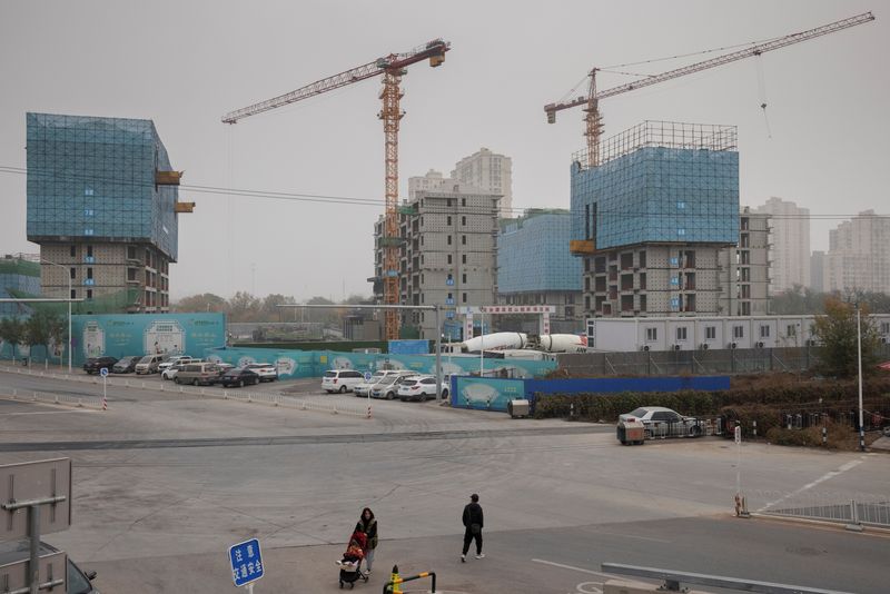 &copy; Reuters. Foto del viernes del sitio de construcción de un edificio en Pekín. 
Nov 5, 2021.  REUTERS/Thomas Peter