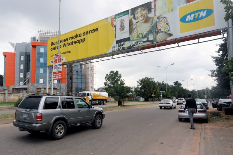 &copy; Reuters. FOTO DE ARCHIVO: Varios vehículos circulando por una calle de Abuya, Nigeria, el 4 de septiembre de 2018. REUTERS/Afolabi Sotunde
