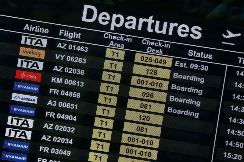 &copy; Reuters. Imagen de archivo de una pantalla con información de vuelos en el aeropuerto Fiumicino en Roma