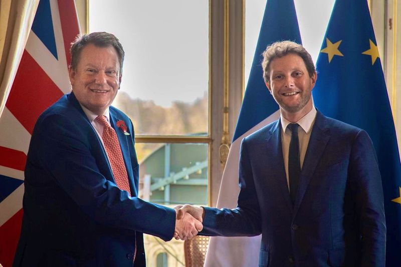 &copy; Reuters. Ministro da França para Assuntos Europeus, Clément Beaune, e ministro do Reino Unido para o Brexit, David Frost, se cumprimentam durante reunião em Paris
04/11/2021 H. Serraz/Ministério das Relações Exteriores da França/Divulgação via REUTERS