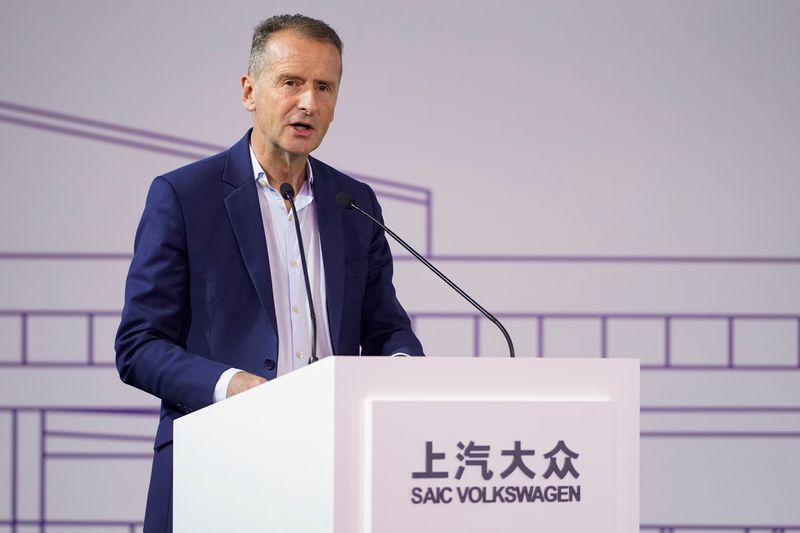 © Reuters. FILE PHOTO: Volkswagen Group CEO Herbert Diess attends a construction completion event of SAIC Volkswagen MEB electric vehicle plant in Shanghai, China November 8, 2019. REUTERS/Aly Song