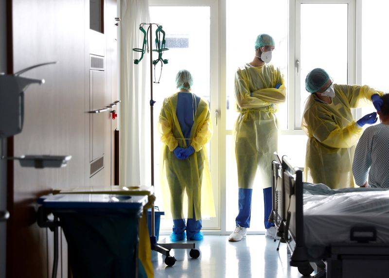 &copy; Reuters. Profissionais de saúde com trajes de proteção em hospital em Darmstadt, na Alemanha, durante pandemia de Covid-19
11/05/2021 REUTERS/Kai Pfaffenbach