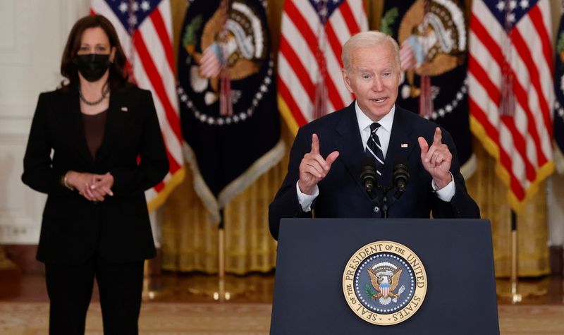 &copy; Reuters. FILE PHOTO: U.S. President Joe Biden delivers remarks about his Build Back Better agenda and the bipartisan infrastructure deal, with Vice President Kamala Harris at his side, during a speech from the East Room of the White House in Washington, U.S., Octo