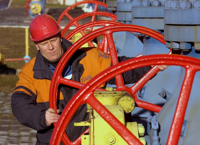 &copy; Reuters. IMAGEN DE ARCHIVO REFERENCIAL. Un trabajador abre una válvula en una estación compresora de gas en el gasoducto Yamal-Europa cerca de Nesvizh, a unos 130 km (81 millas) al suroeste de Minsk el 29 de diciembre de 2006. REUTERS/Vasily Fedosenko